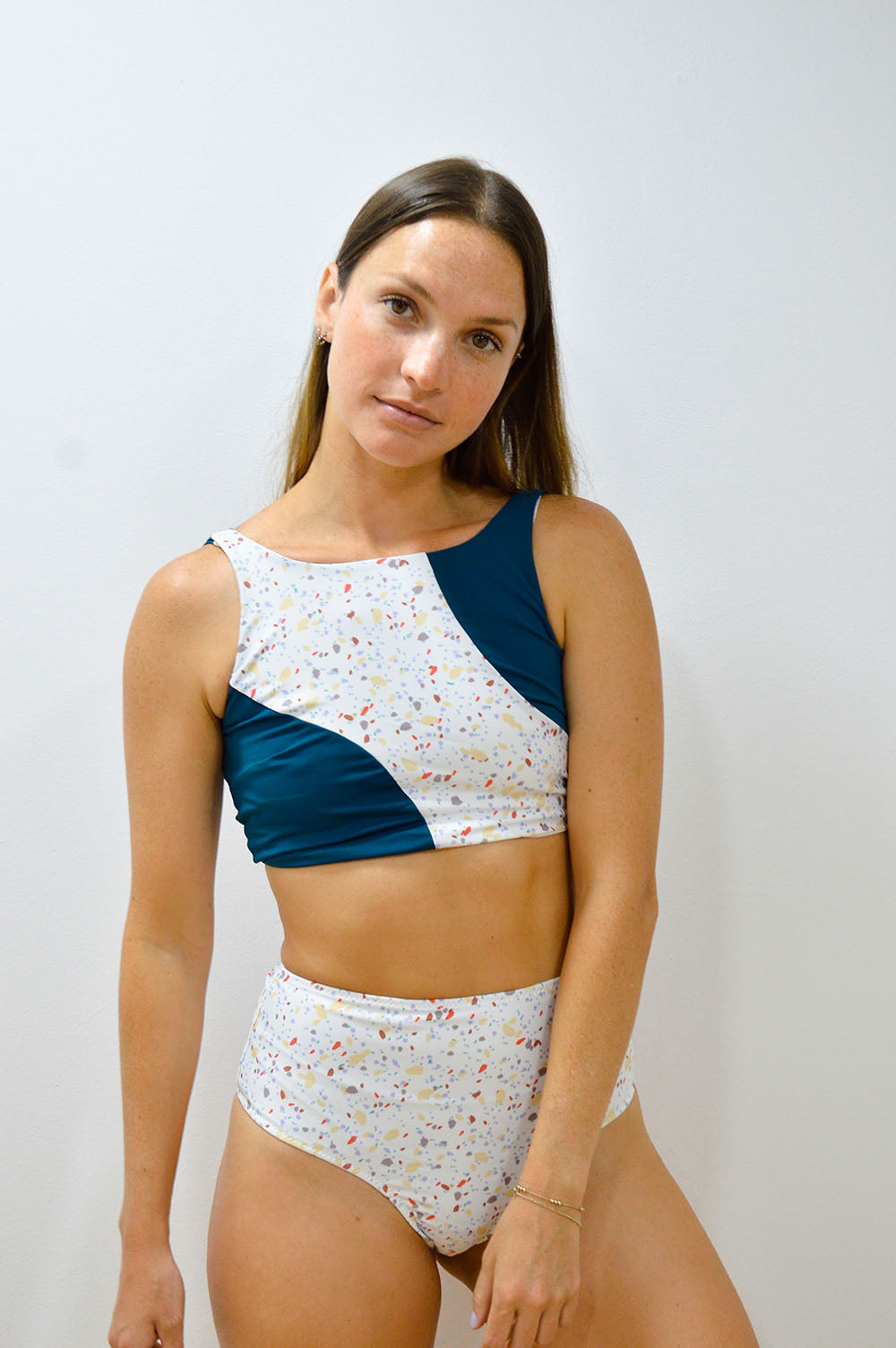 Braguita de bikini ISHI de talle alto con frunce trasero en tejido reciclado