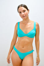 Braguita de bikini KORI en forma de V, talle medio y tejido reciclado