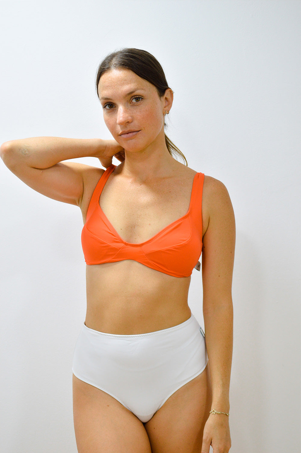 NAMI – Top bikini balconette sin aros con tirantes fijos y lazada en espalda