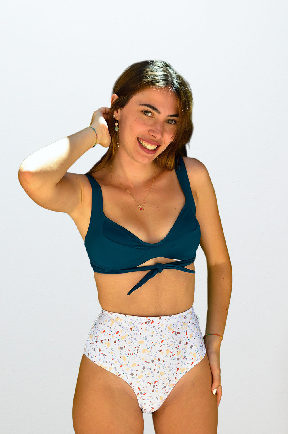 NAMI – Top bikini balconette sin aros con tirantes fijos y lazada en espalda